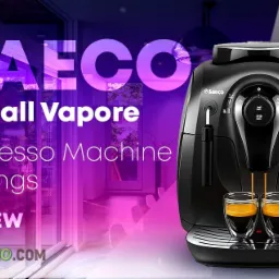 Czarny ekspres do kawy Saeco Xsmall Vapore w trakcie przygotowywania espresso, dwie szklanki z kawą na tacy ociekowej, nowoczesne wnętrze w tle.