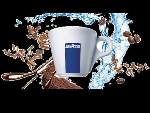 Reklamowa kompozycja z białą filiżanką Lavazza, ziarnami kawy, przyprawami korzennymi i bryzgami wody na czarnym tle.