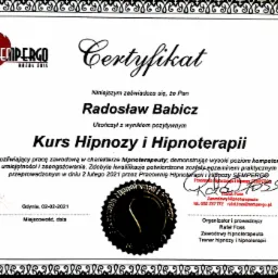 Certyfikat ukończenia kursu hipnozy i hipnoterapii dla Radosława Babicza, wydany przez Pracownię Hipnoterapii i Hipnozy Sempergo, z datą 2 lutego 2021, podpisany przez Rafała Fossa.