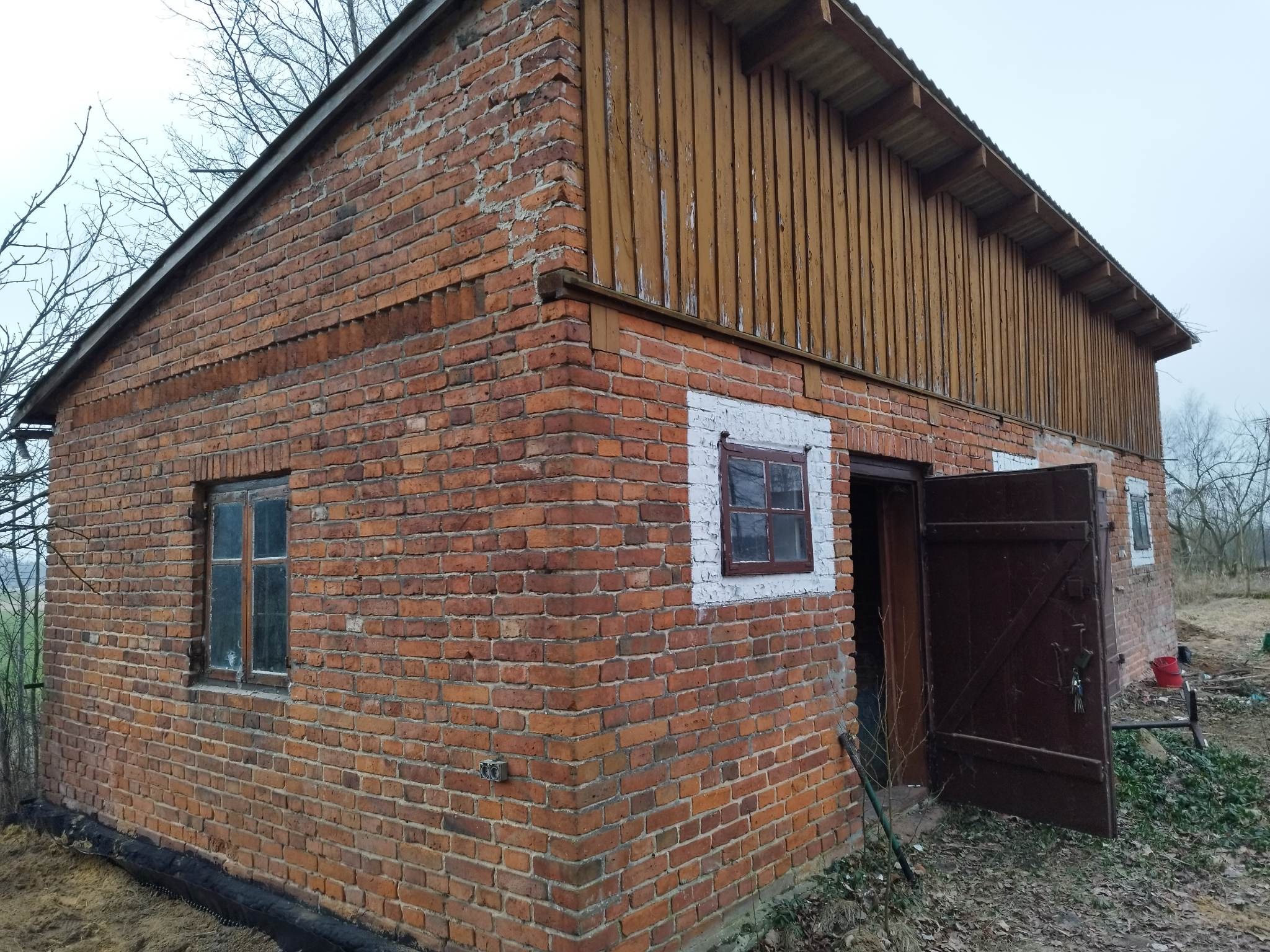 Przekształcenie pomieszczenia gospodarczego w mieszkalny. Rozbiórka drewnianego domu i postawienie drewnianej altany.