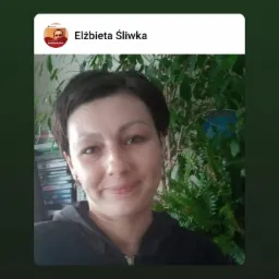 Portret uśmiechniętej kobiety, Elżbiety Śliwki, z krótkimi ciemnymi włosami, na tle zielonych roślin i regału z książkami, z logiem i nazwą firmy na górze zdjęcia.
