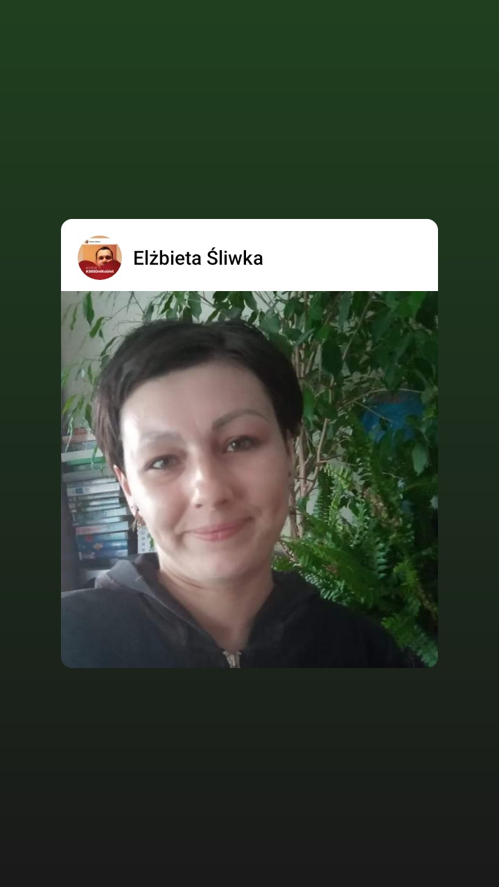 Portret uśmiechniętej kobiety, Elżbiety Śliwki, z krótkimi ciemnymi włosami, na tle zielonych roślin i regału z książkami, z logiem i nazwą firmy na górze zdjęcia.