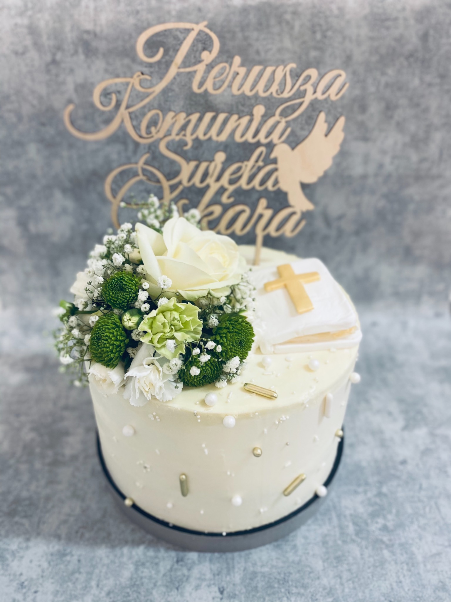 Tort komunijny ze świeżymi kwiatami i dekoracją z napisem 'Pierwsza Komunia Święta' w Świdniku.