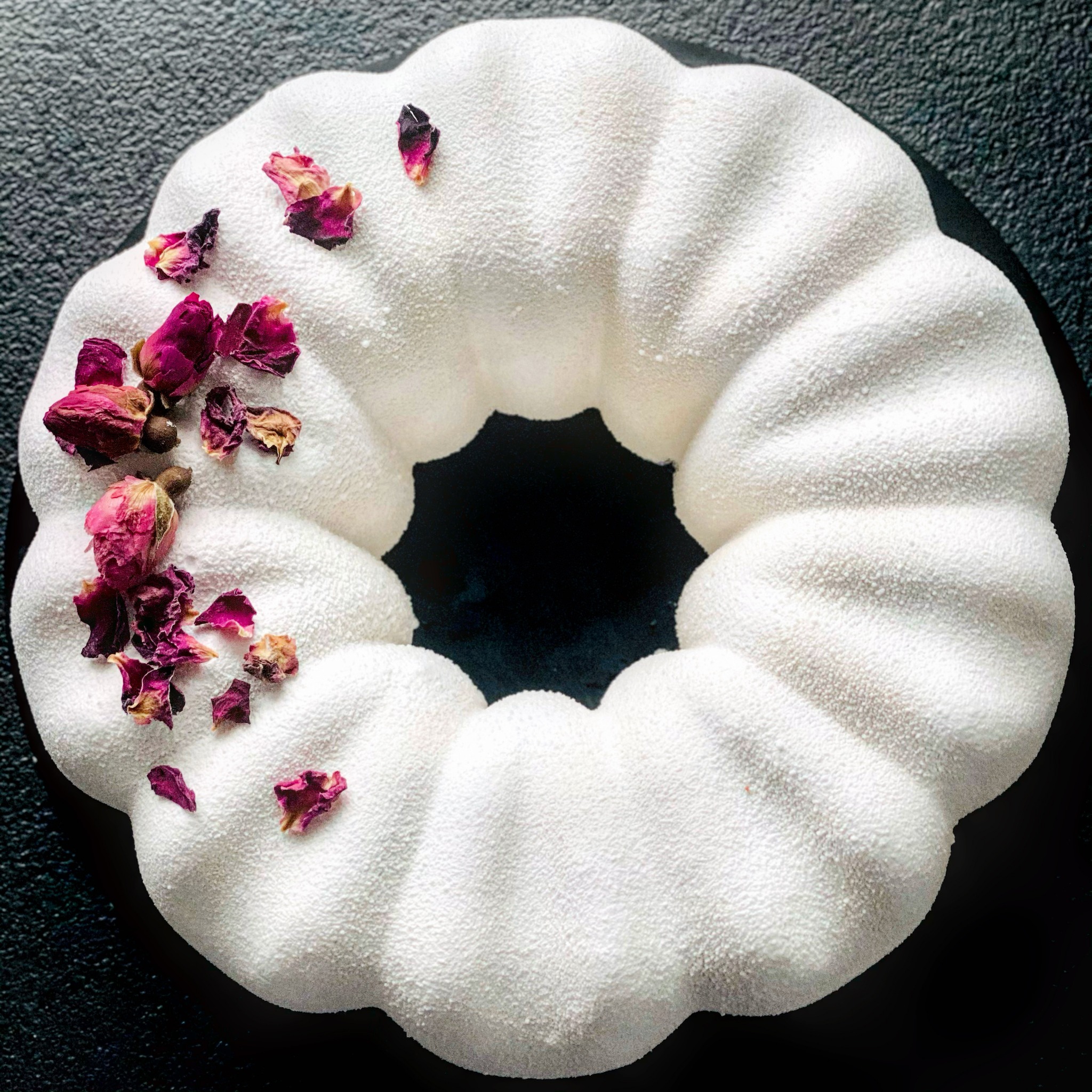 Ciasto musowe z palonej białej czekolady, musem z owoców leśnych i biszkoptem pomarańczowym