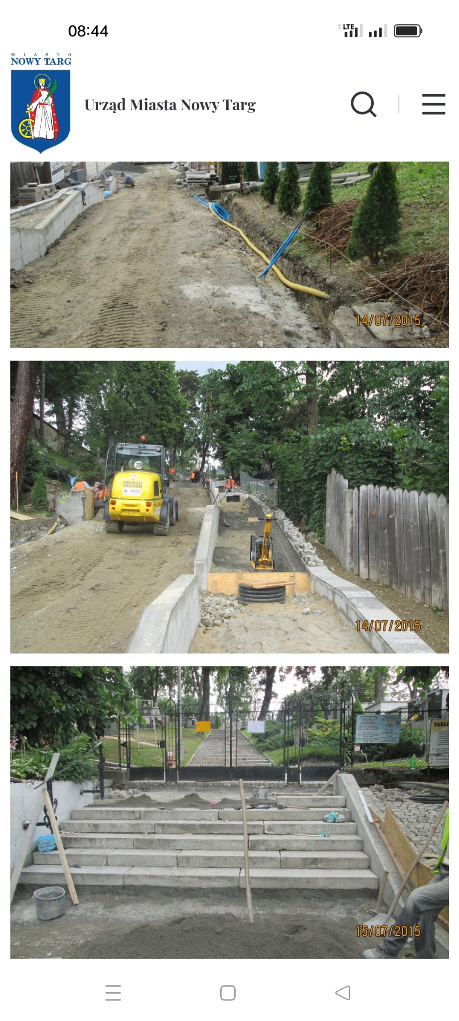 Trzy kadry z budowy: wyrównywanie terenu, prace ziemne z użyciem maszyn, montaż kamiennych schodów prowadzących do parku. Widoczne narzędzia i materiały budowlane.