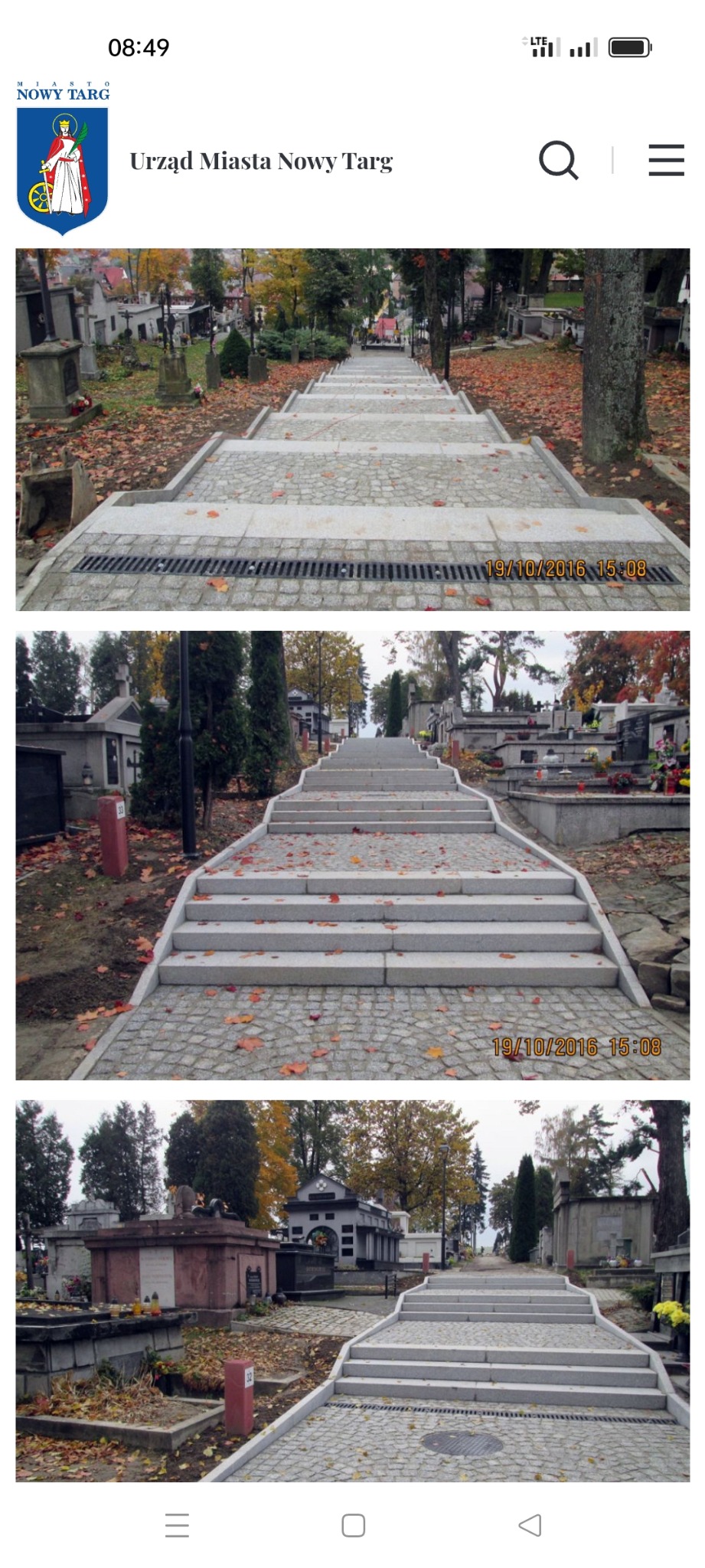 Kamienne schody na cmentarzu w Nowym Targu, prowadzące w górę, otoczone nagrobkami i jesiennymi liśćmi. Ujęcie z dołu, widoczne detale kamieni i kratki odwadniające.