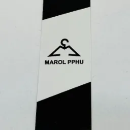 Czarno-biała metka z logo firmy odzieżowej MAROL PPHU, zawieszona na jasnym tle.
