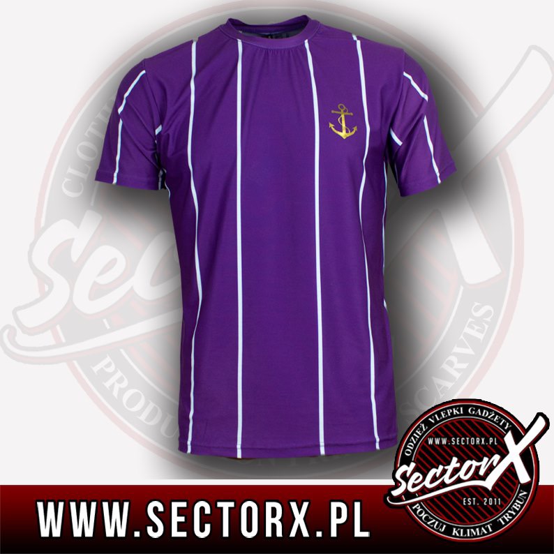 Fioletowa koszulka z białymi pionowymi paskami i złotym symbolem kotwicy na piersi, prezentowana na tle z logotypem firmy odzieżowej.