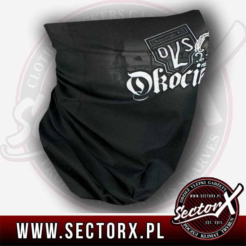 Czarna chusta wielofunkcyjna (tzw. buffka) z nadrukiem nazwy klubu sportowego Okocimski KS oraz logotypem firmy Sector X na białym tle.