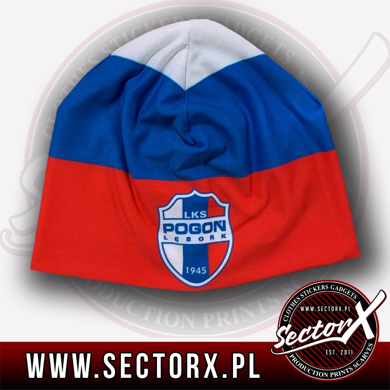 Czapka klubowa z nadrukowanym herbem LKS Pogoń Lębork, w kolorach biało-czerwono-niebieskich, leżąca na białym tle.