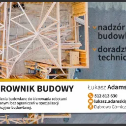 Reklama firmy budowlanej z widokiem z g&oacute;ry na szkielet drewniany domu w trakcie budowy, z informacjami kontaktowymi i zakresem usług: nadz&oacute;r budowlany, doradztwo techniczne.
