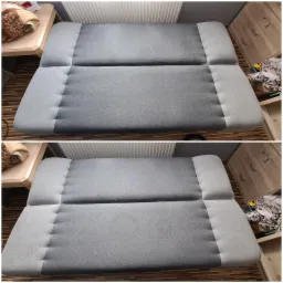 Dwa ujęcia tej samej, szarej kanapy przed i po czyszczeniu, widoczne różnice w odcieniach szarości, z boku stolik nocny z pledem i komoda z otwartą szufladą.