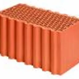 Pojedynczy, pomarańczowo-czerwony, perforowany pustak ceramiczny, ułożony poziomo, widoczne charakterystyczne rowki i otwory, na białym tle.