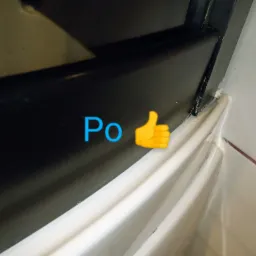 Uszczelnienie kabiny prysznicowej po czyszczeniu i odświeżeniu fug, widoczne świeże białe uszczelnienie silikonowe i czarna rama kabiny.