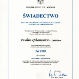 Skan świadectwa nadania uprawnień zawodowych w zakresie szacowania nieruchomości, wydanego przez Ministra Inwestycji i Rozwoju, z datą 12 września 2019 r., oprawione w niebieską ramkę.