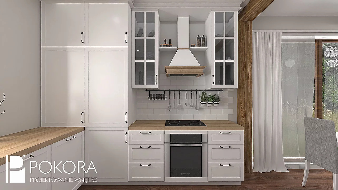 Wizualizacja kuchni w stylu skandynawskim z białymi szafkami, drewnianym blatem i okapem oraz przeszklonymi górnymi szafkami. Na ścianie zawieszone akcesoria kuchenne i doniczki z ziołami. Widoczne...