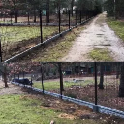 Dwu-częściowe ujęcie nowo postawionego ogrodzenia z paneli z podmur&oacute;wką betonową, rozciągającego się wzdłuż leśnej drogi i granicy posesji z widocznymi śladami prac ziemnych.