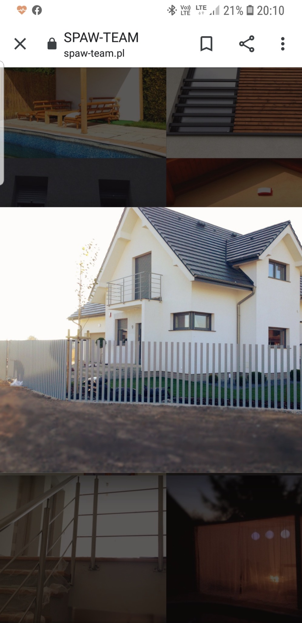 Nowoczesny, szary płot panelowy z pionowych elementów przed białym domem z balkonem. Ujęcie z niskiej perspektywy, widoczny fragment terenu.