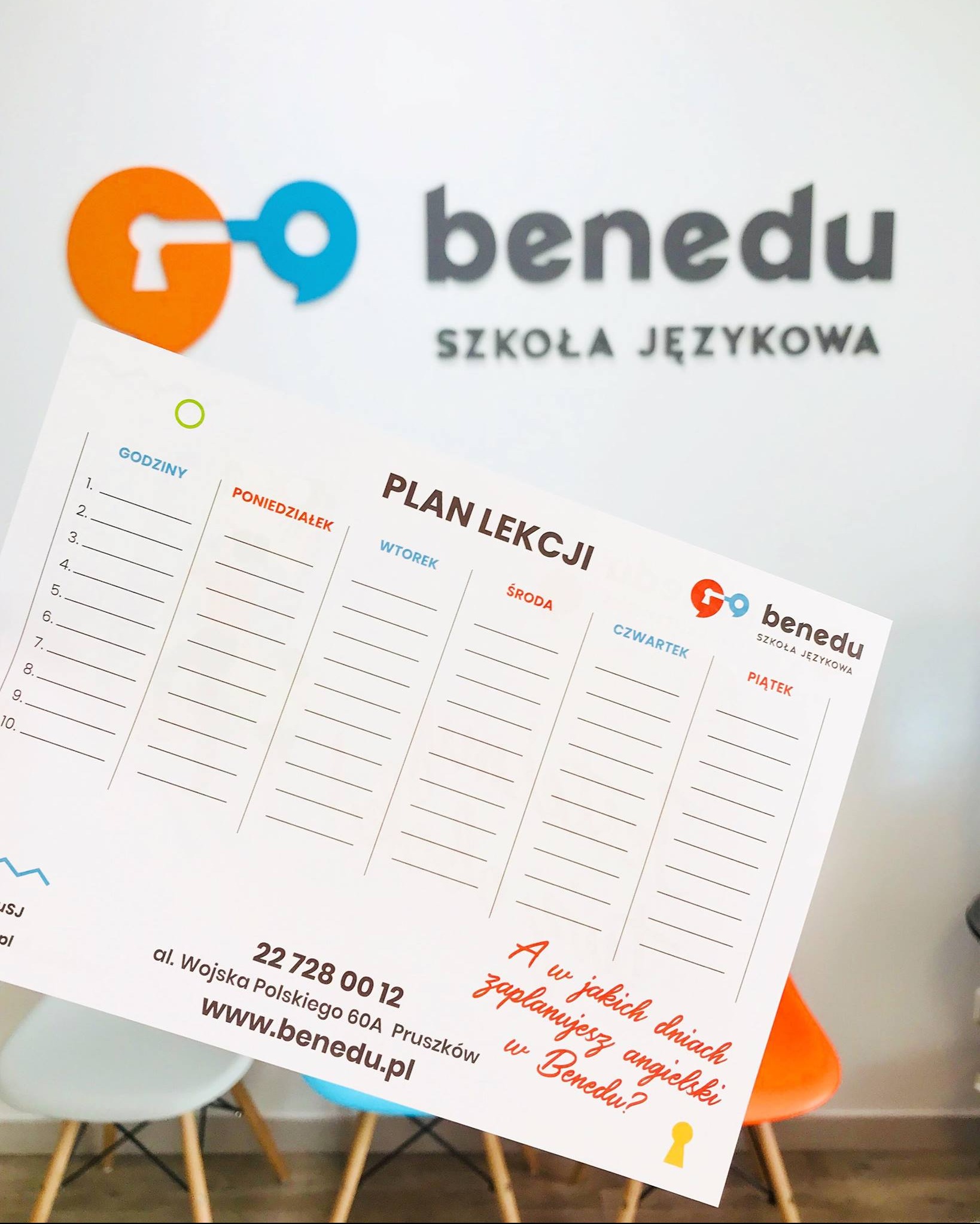 Plan lekcji szkoły językowej Benedu z rozkładem na dni tygodnia, widoczne logo szkoły w tle.