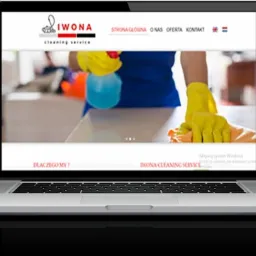 Laptop wyświetlający stronę internetową firmy sprzątającej Iwona Cleaning Service, z widocznym fragmentem prezentacji na temat sprzątania z użyciem środków czystości i rękawic.