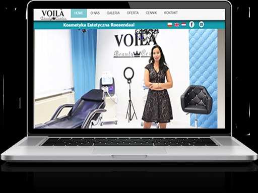 Laptop wyświetlający stronę internetową salonu kosmetycznego Voila Beauty Center z kobietą prezentującą wnętrze gabinetu zabiegowego z fotelem kosmetycznym, sprzętem i dekoracyjnym panelem ściennym.