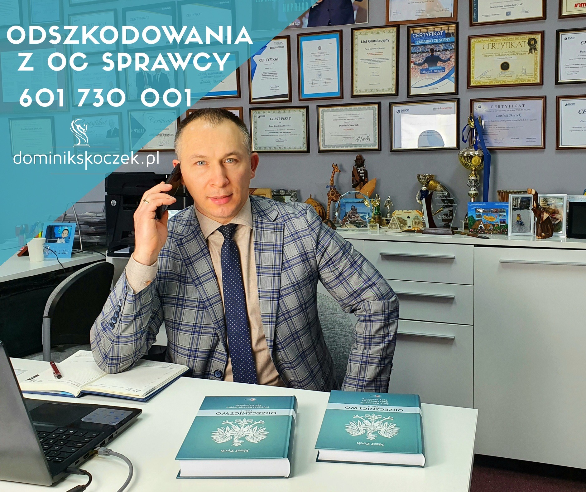 Portret prawnika w kraciastej marynarce rozmawiającego przez telefon w biurze z certyfikatami na ścianie, książkami prawniczymi na biurku i laptopem