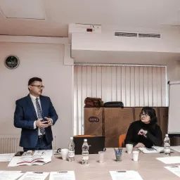 Szkolenia są zar&oacute;wno stacjonarne, jak i wyjazdowe w miejscu pracodawcy.