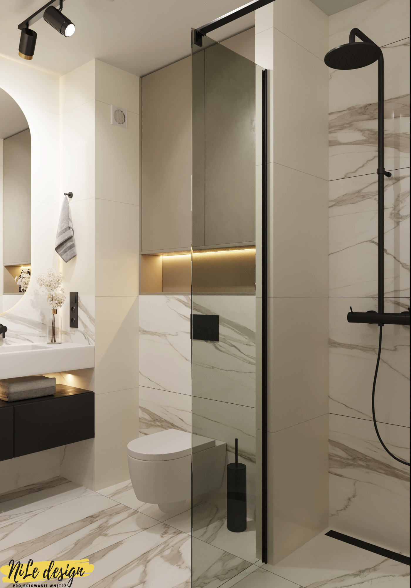 Nowoczesna łazienka z marmurowymi płytkami, czarną armaturą i podświetlanymi półkami, widok na kabinę prysznicową z deszczownicą i toaletę w zabudowie.