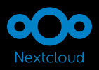 Niebieskie logo Nextcloud na czarnym tle, składające się z trzech połączonych okręgów oraz nazwy firmy poniżej.