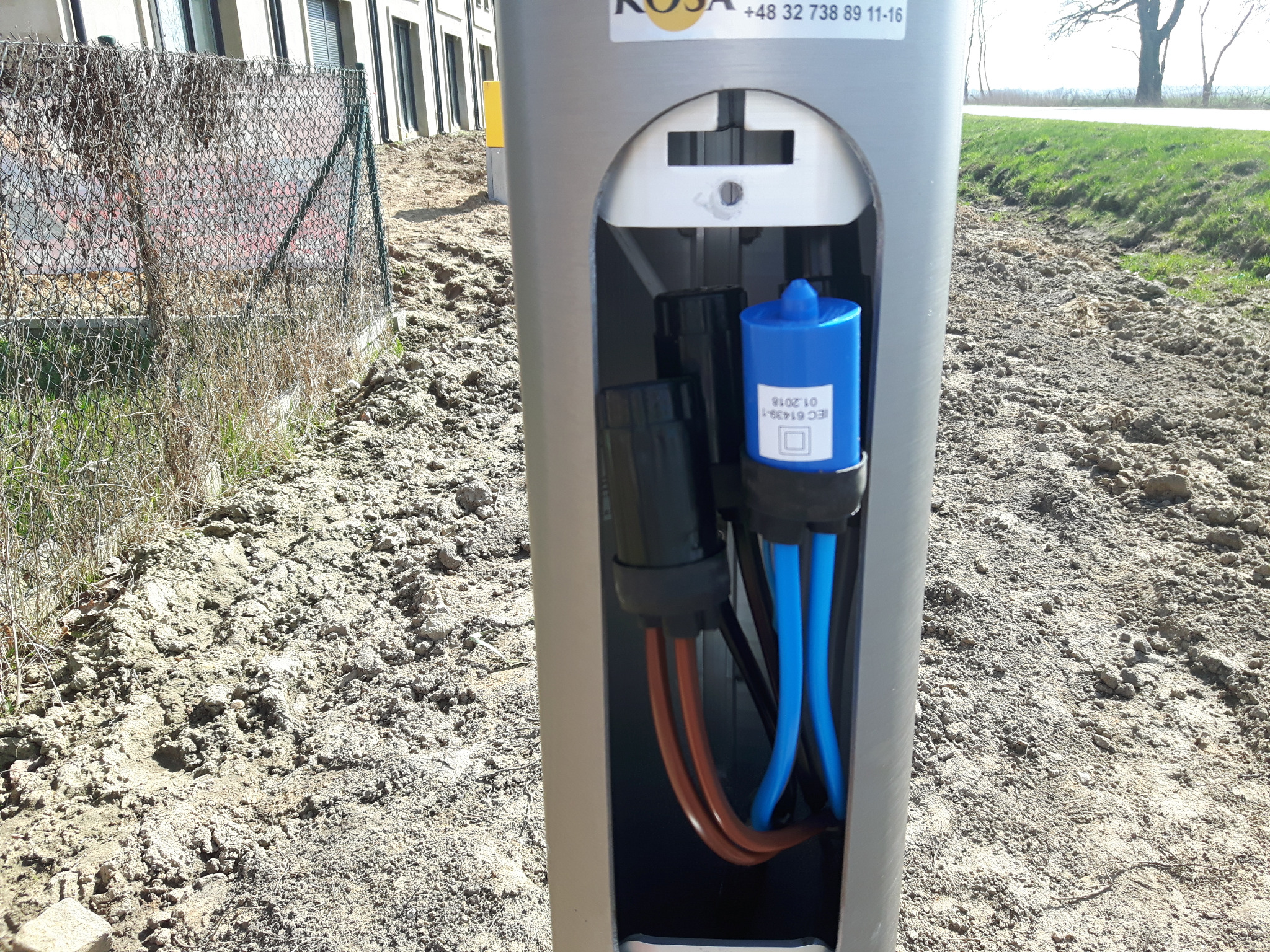 Podłączanie lamp ulicznych.