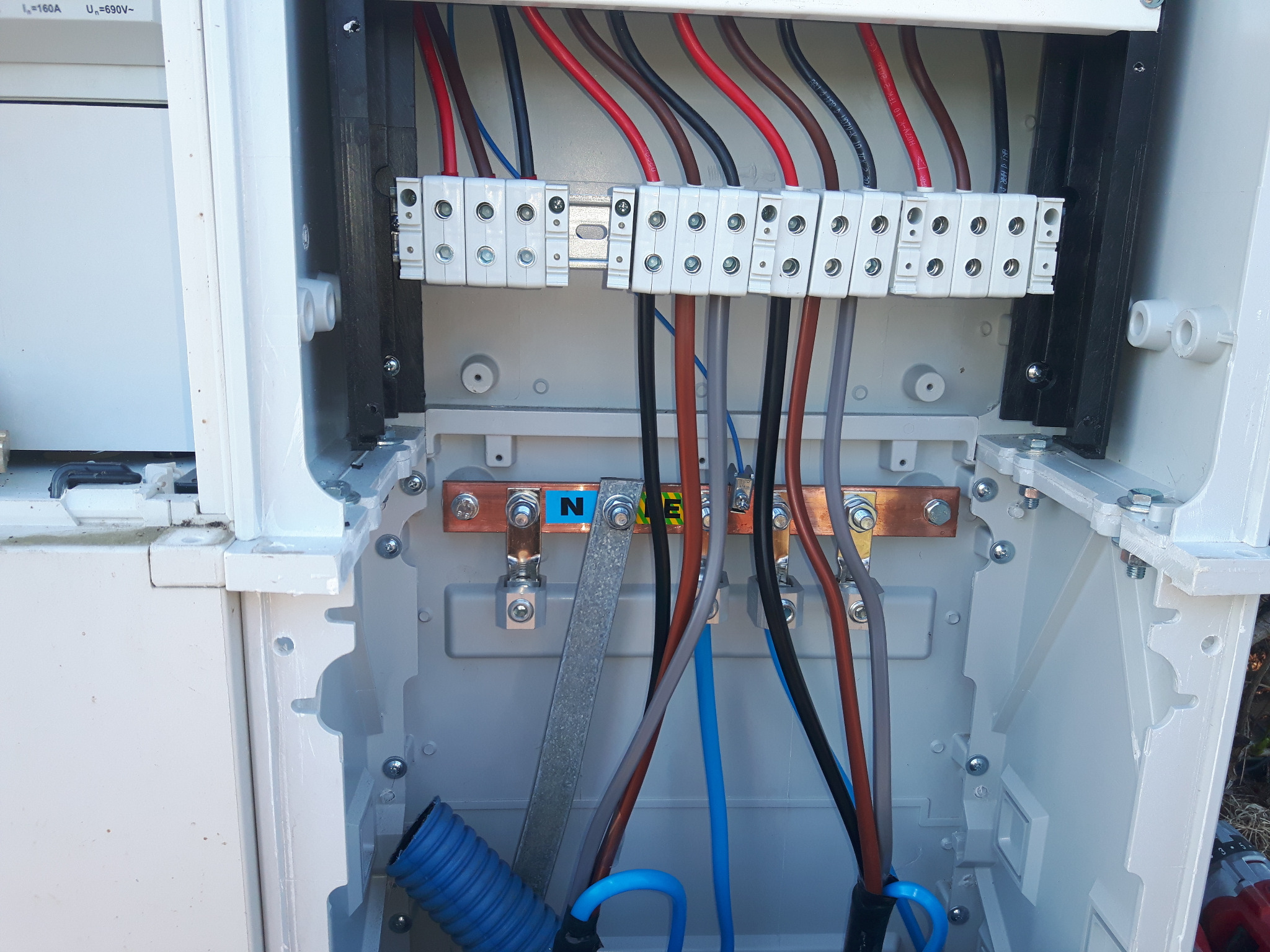 Montaż rozdzielnic zasilających poszczególne obwody.