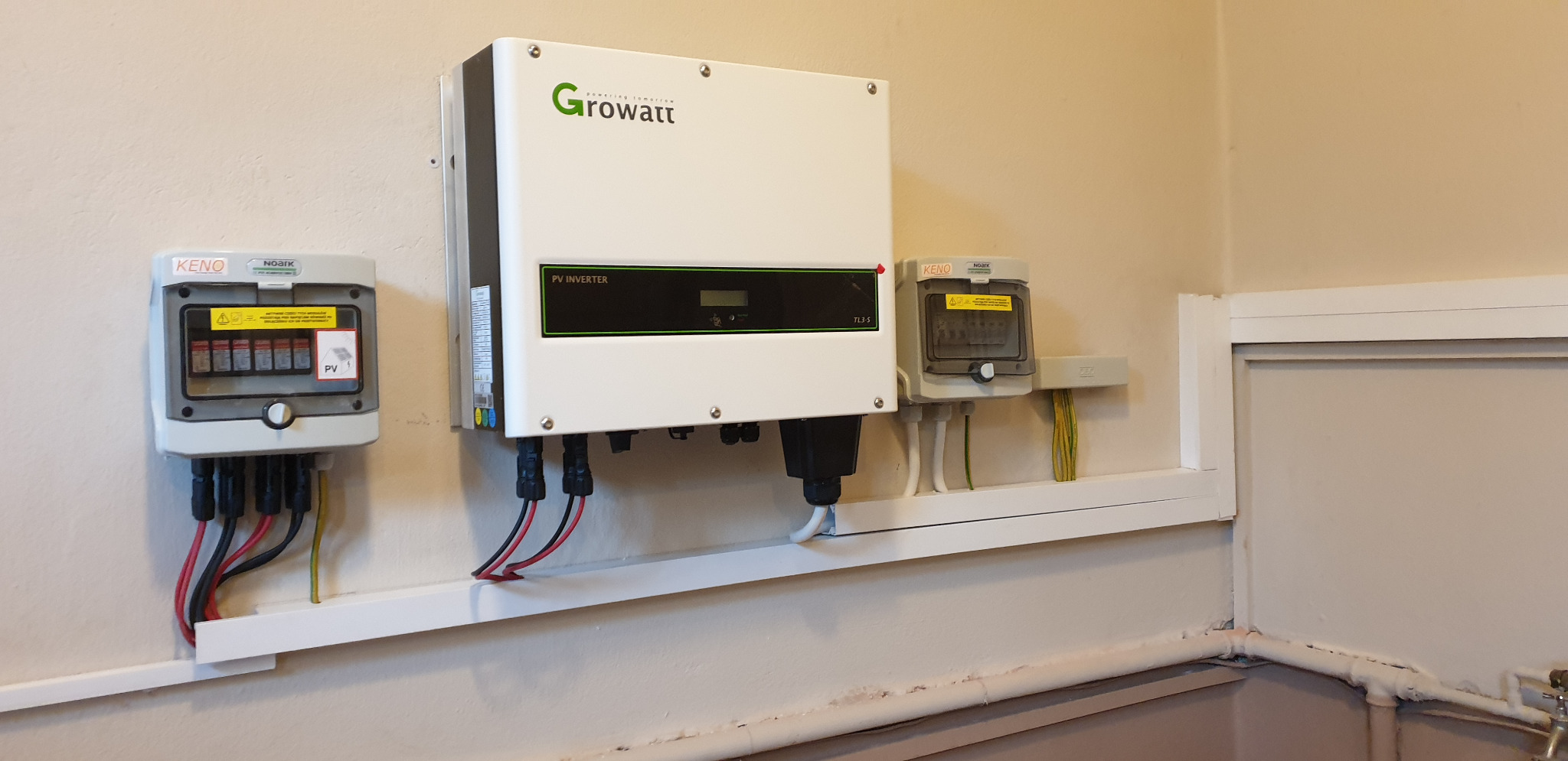 Montaż falownika i zabezpieczeń do paneli fotowoltaicznych