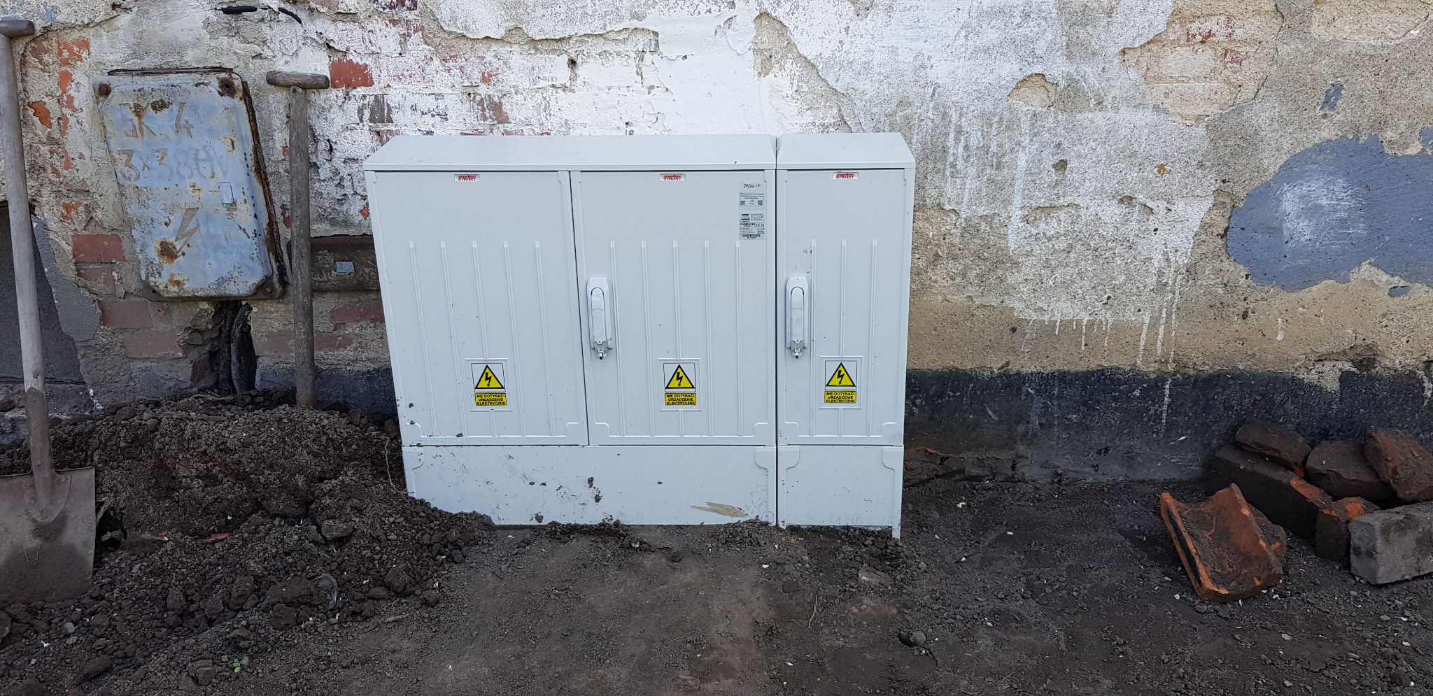 Montaż szaf oraz złącza kablowego.