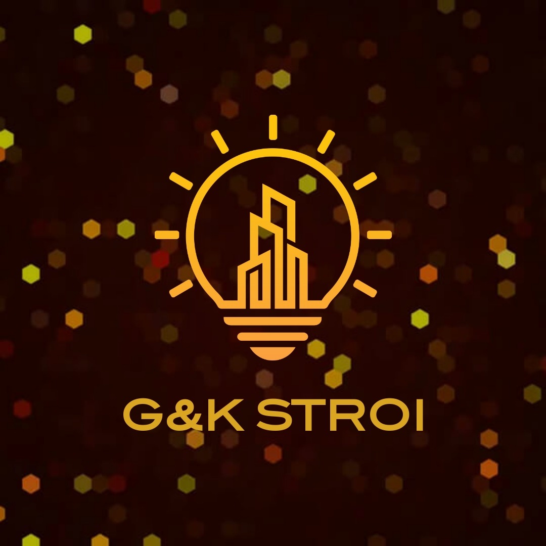 Złote logo firmy G&K STROI przedstawiające budynki wewnątrz żarówki na ciemnym tle z bokeh.