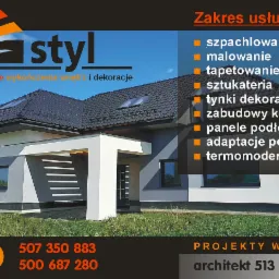 Wizualizacja domu jednorodzinnego z płaskim dachem, ocieplonego i pomalowanego na szaro i biało z logo firmy oferującej profesjonalne wykończenia wnętrz i dekoracje oraz zakres usług: szpachlowanie...