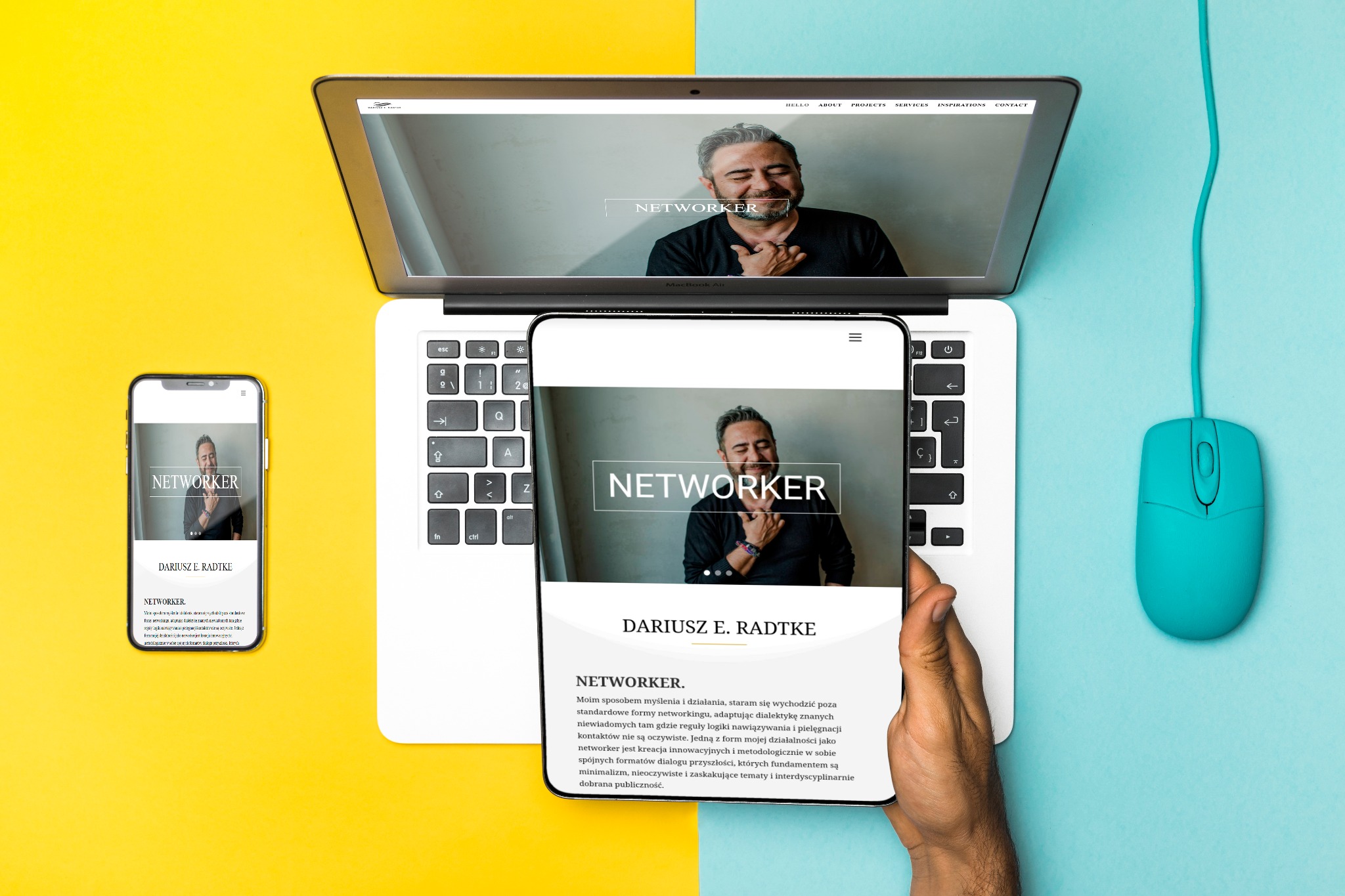 Widok z góry na laptop, tablet i smartfon prezentujące responsywną stronę internetową 'Networker' na dwukolorowym tle z turkusową myszką. Ekran laptopa wyświetla zdjęcie uśmiechniętego mężczyzny.