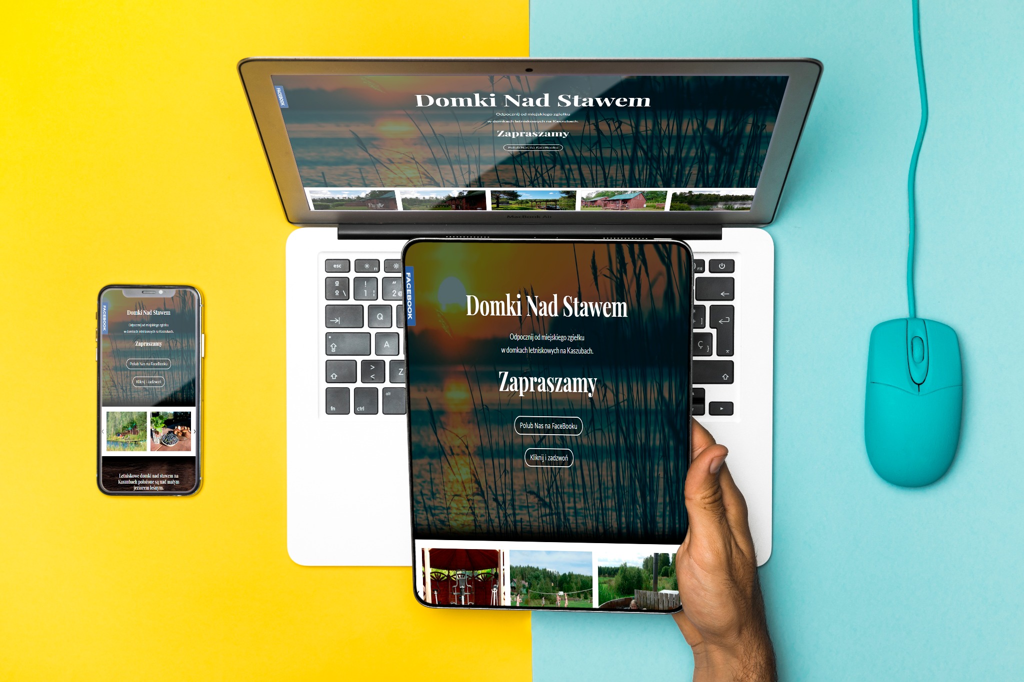 Laptop, tablet i smartfon wyświetlają tę samą stronę internetową 'Domki Nad Stawem' na tle dwukolorowym (żółty i turkusowy), obok leży turkusowa myszka.