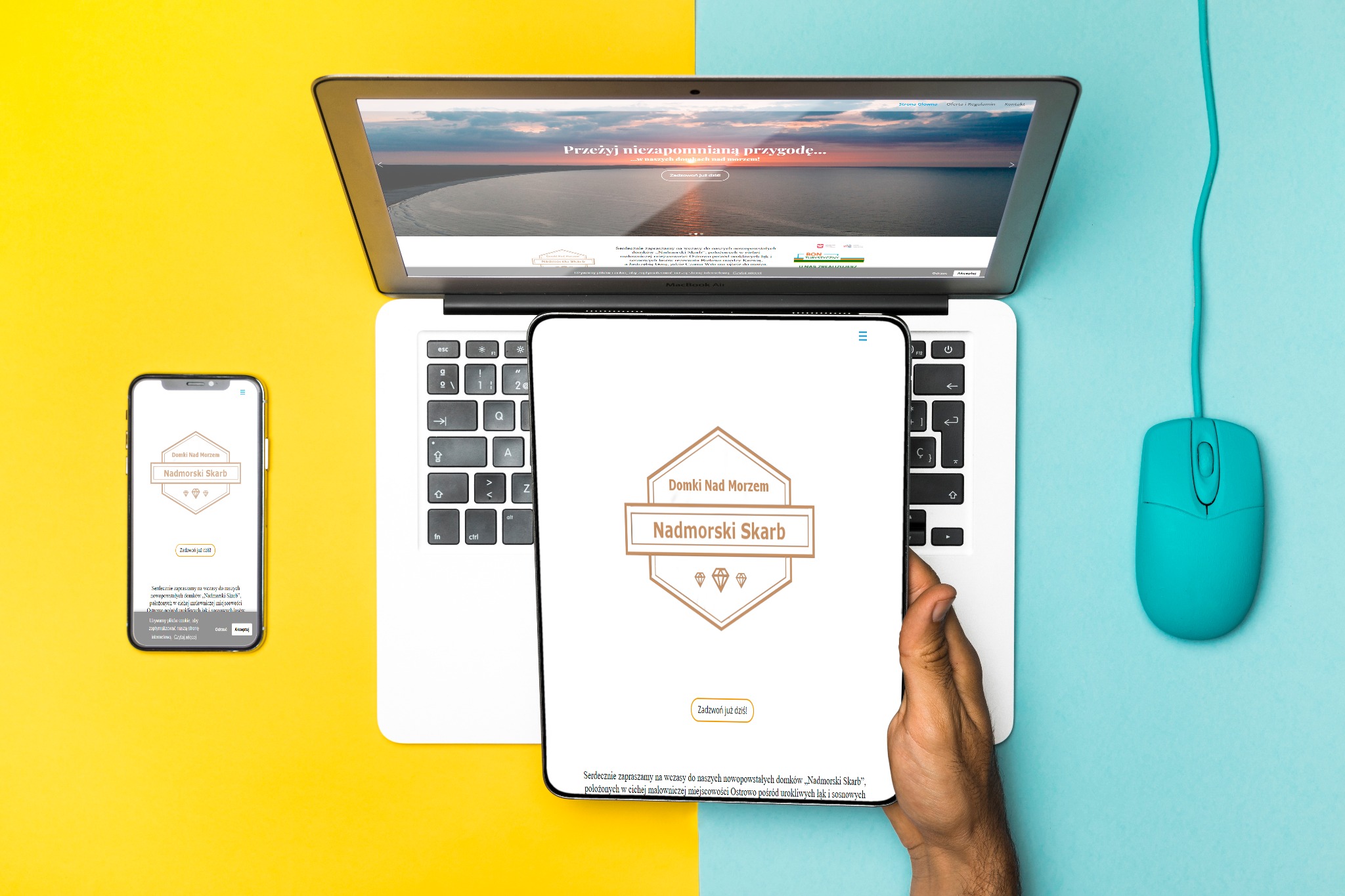 Prezentacja responsywnej strony internetowej 'Domki Nad Morzem - Nadmorski Skarb' na laptopie, tablecie i smartfonie, z turkusową myszką na dwukolorowym tle.