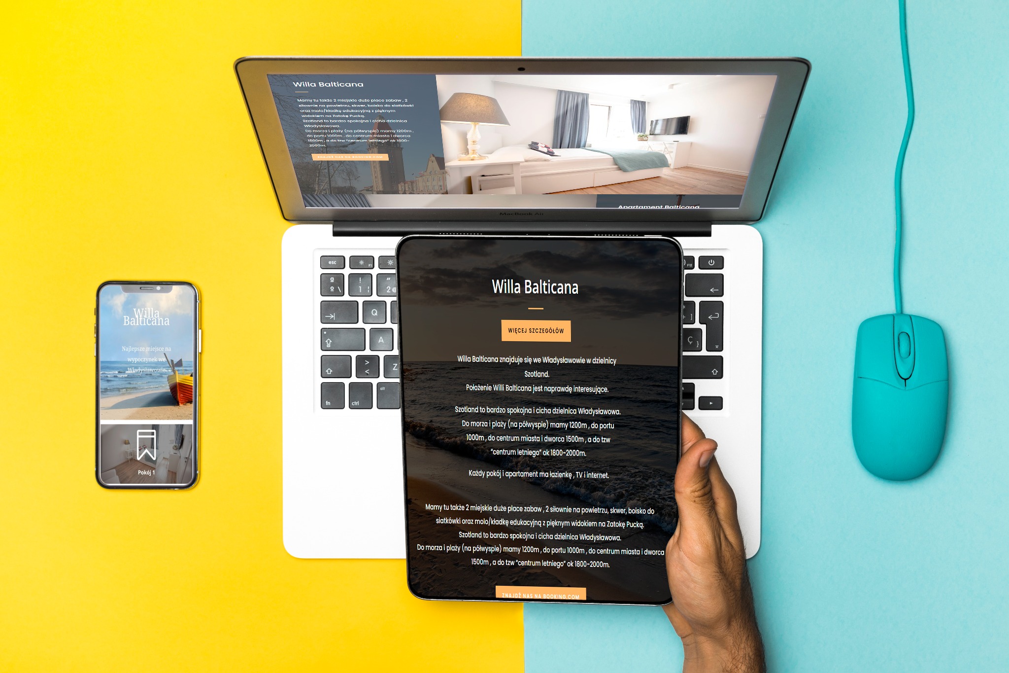 Ekran laptopa i tabletu prezentują stronę internetową Willi Balticana, obok smartfon z wersją mobilną strony, całość na dwukolorowym tle z turkusową myszką.