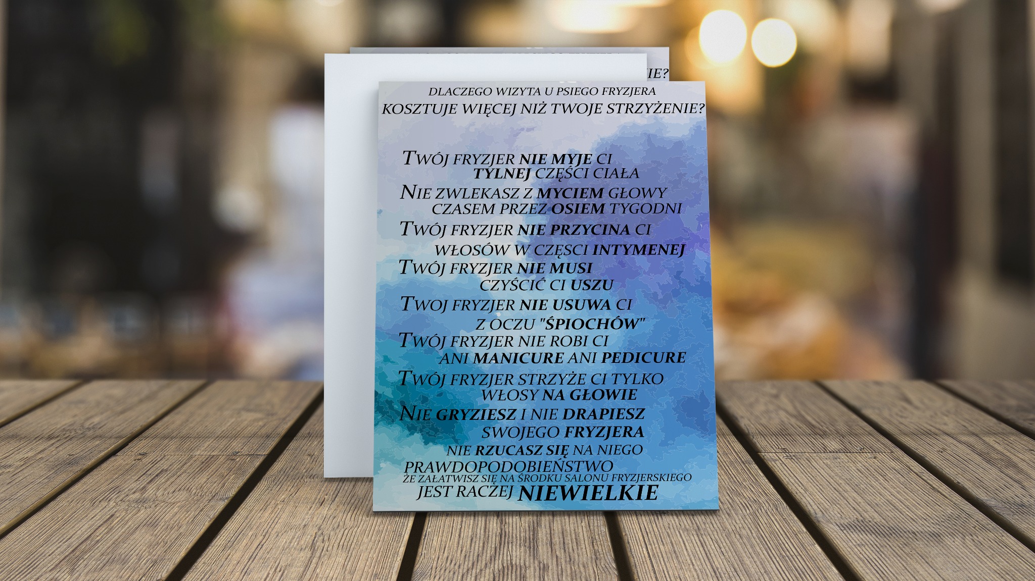 Grafika z tekstem porównującym wizytę u fryzjera i psiego fryzjera, umieszczona na drewnianym stole na tle rozmytego tła.