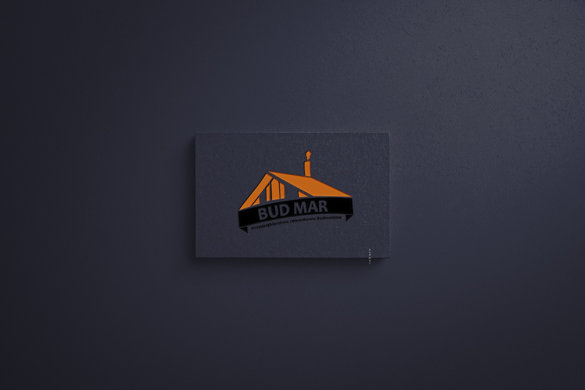 Elegancka wizytówka firmy budowlanej Bud Mar z logo w kształcie domu i komina na ciemnym tle.