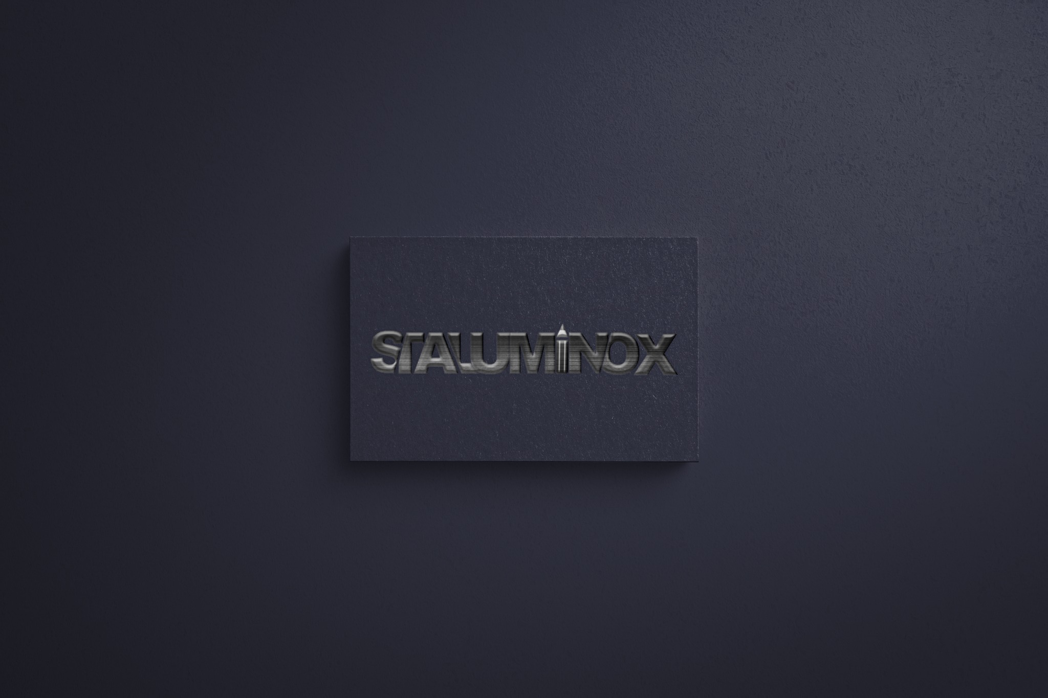 Eleganckie logo 'STALUMINOX' wytłoczone na wizytówce z ciemnego, matowego papieru, umieszczonej centralnie na ciemnogranatowym tle o delikatnej fakturze.