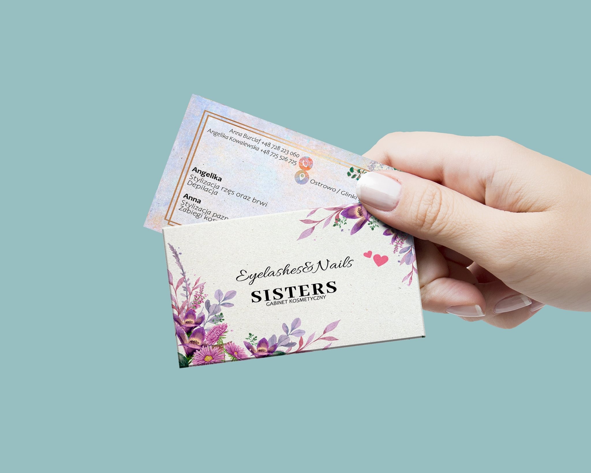 Dwie wizytówki salonu kosmetycznego 'Eyelashes & Nails SISTERS' trzymane w dłoni, z informacjami kontaktowymi i zakresem usług: stylizacja rzęs, brwi, paznokci, depilacja i zabiegi kosmetyczne...