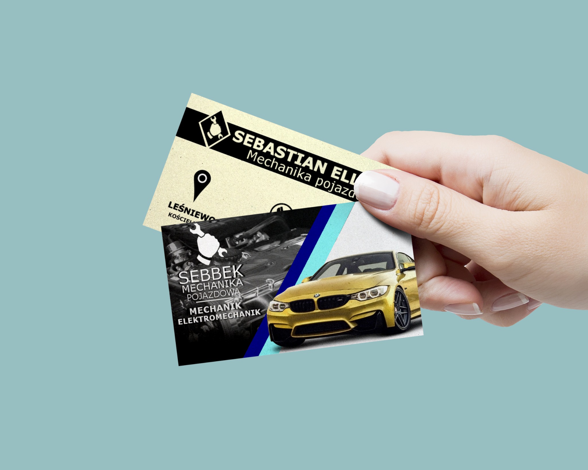 Dłoń trzymająca dwie wizytówki z projektami graficznymi dla firm z branży motoryzacyjnej z Wejherowa, prezentujące logo, dane kontaktowe i zdjęcia samochodów.