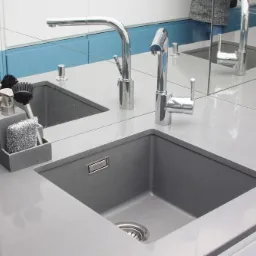 Szary blat z kwarcogranitu.