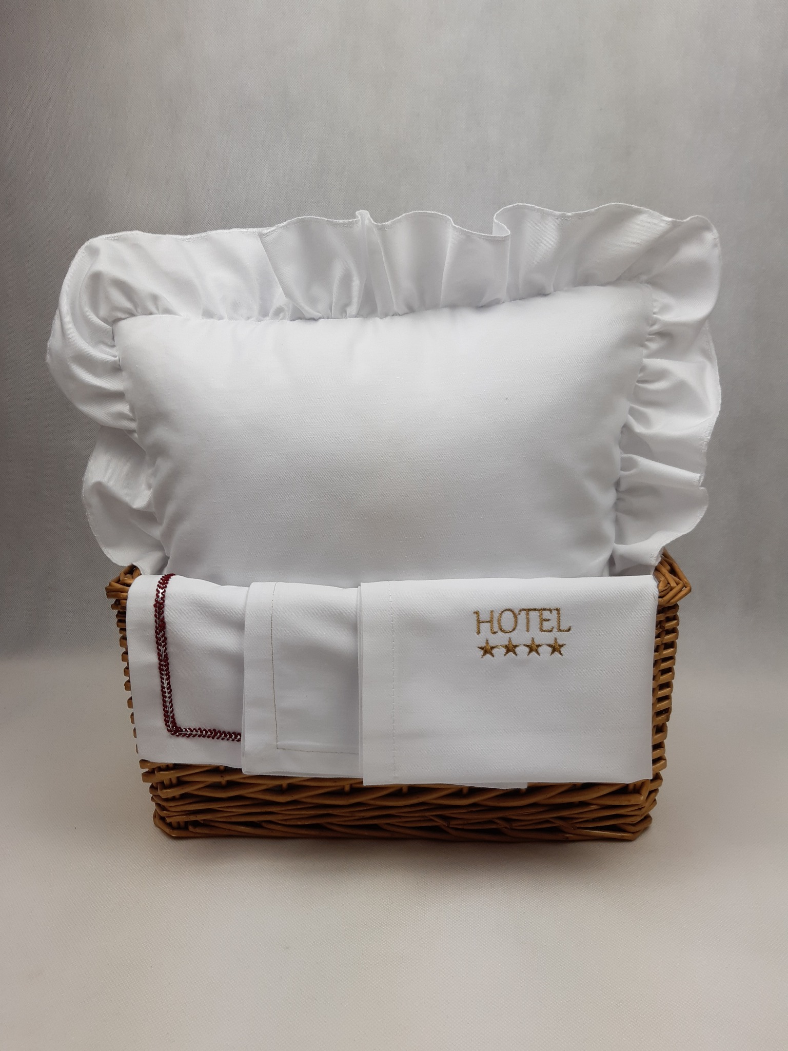 Poduszka z falbanką, serwety ozdobne