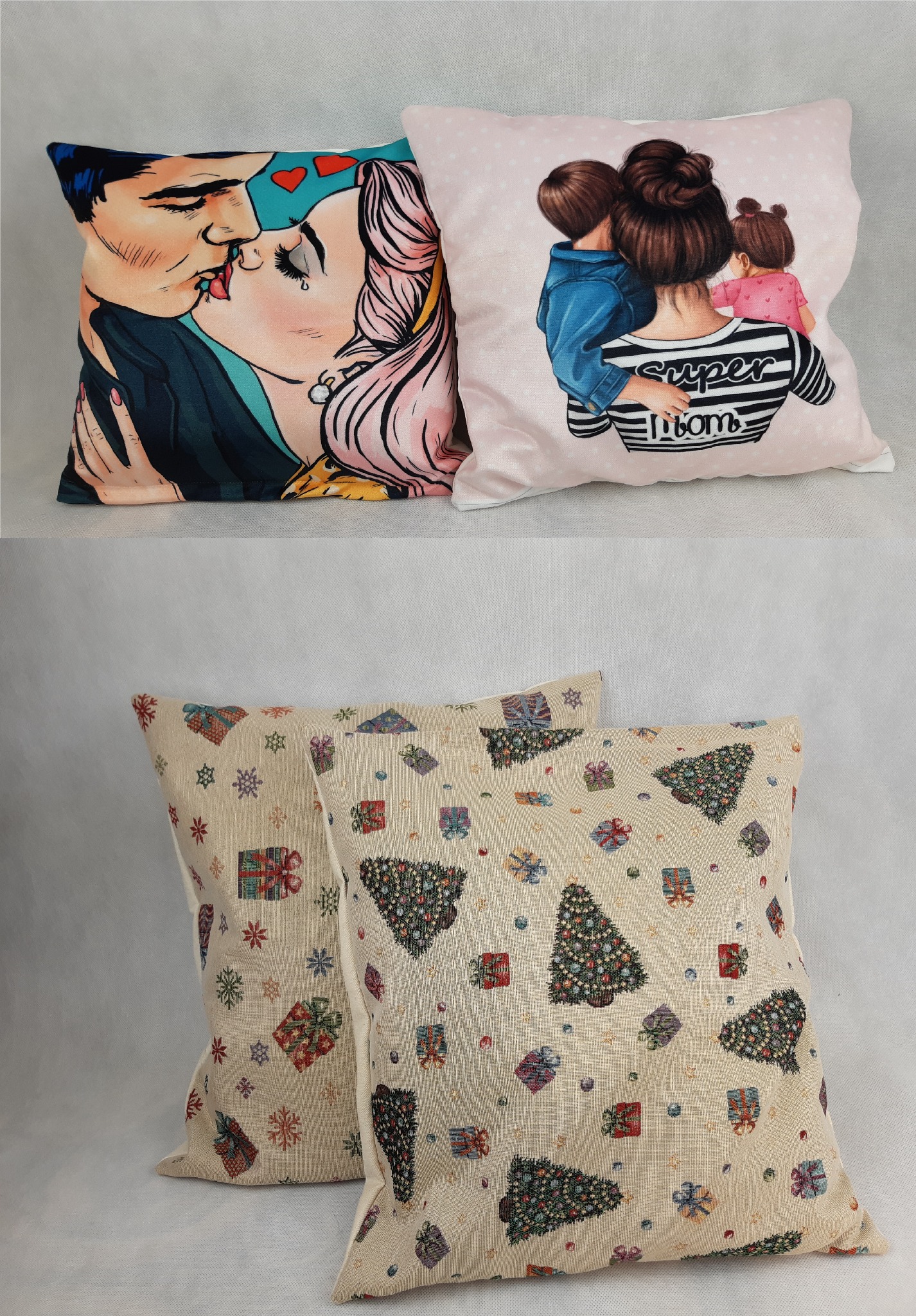 Zestaw czterech dekoracyjnych poduszek: dwie z motywem całującej się pary w stylu pop-art i napisem Super Mom, oraz dwie z wzorem choinek i prezentów na beżowym tle.