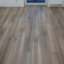 Ułożone panele podłogowe w nowym mieszkaniu, widok na okno i grzejnik.