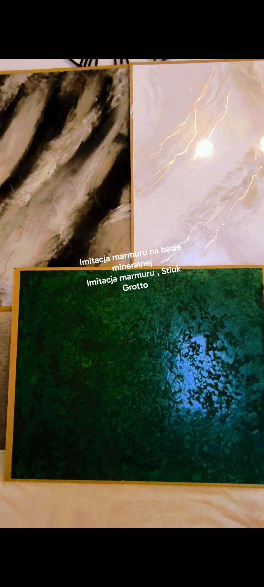 Imitacja marmuru na bazie mineralnej, stiuk Grotto. Panele dekoracyjne w odcieniach zieleni, bieli i czerni z ramkami w kolorze złota.