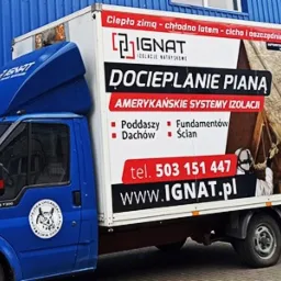 Niebieski samochód dostawczy z reklamą firmy Ignat, specjalizującej się w docieplaniu pianą, z numerem telefonu i adresem strony internetowej.